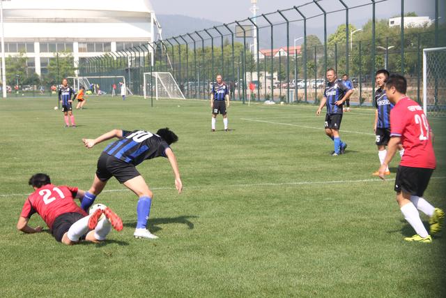 姆巴佩球员通道内找队友沟通没人理